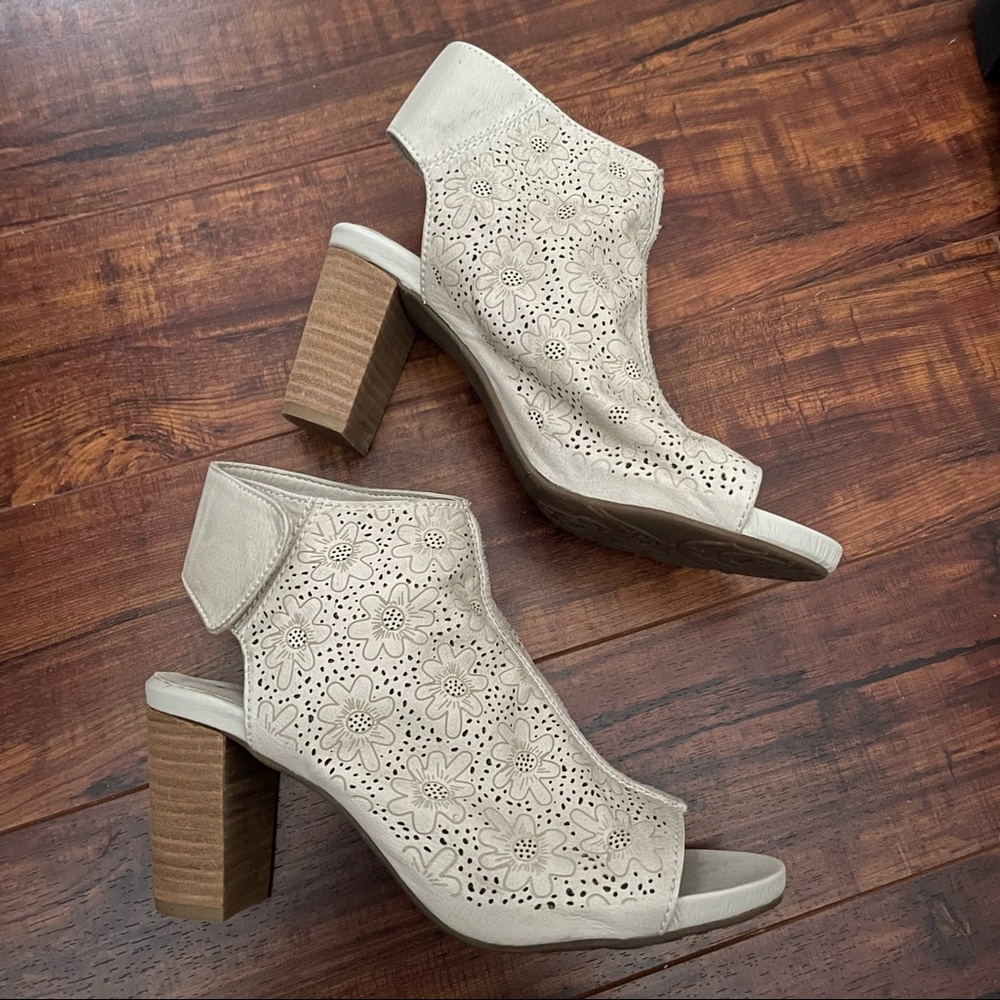 Laura Vita Suede Flower Chunky Heels